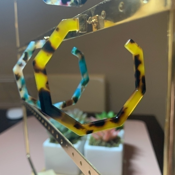 SALE💚 any 3 for $18 💚
 Acrylic Tortoise Hexagon Hoops Earrings - Picture 4 of 5